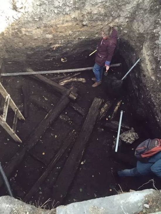 В центре Пскова нашли угол деревянного дома XV века